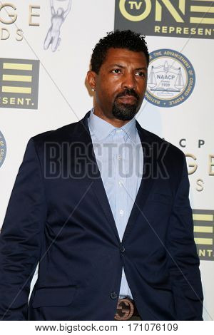 LOS ANGELES - FEB 10:  Deon Cole at the Non-Televisied 48th NAACP Image Awards at Pasadena Conference Center on February 10, 2017 in Pasadena, CA