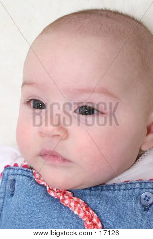 Nahaufnahme von Babymädchen In Blue Denim