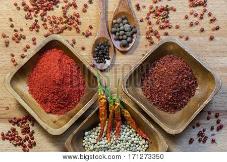 Peper mix - red black white black in wooden bowl