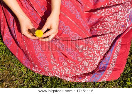 Rock eines Mädchens im Gras