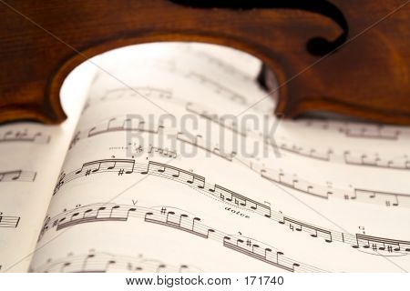 Licht door de viool ribben op muziek Score