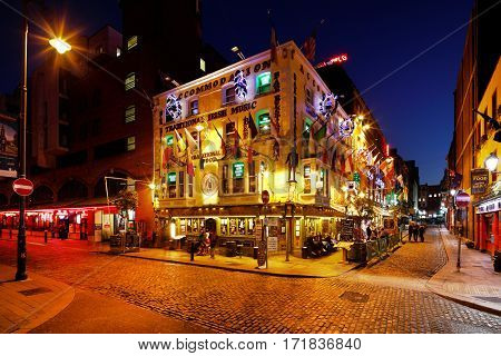 DUBLIN, IRELAND - DEC 28: A busy nightlife of the Temple Bar area on Dec 28, 2016 in Dublin, Ireland. Temple Bar is a popular historic quarter of Dublin filled with pubs, restaurants and music venues