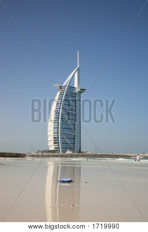 Modern Hotel gebouw uitzicht vanaf Jumeira Beach