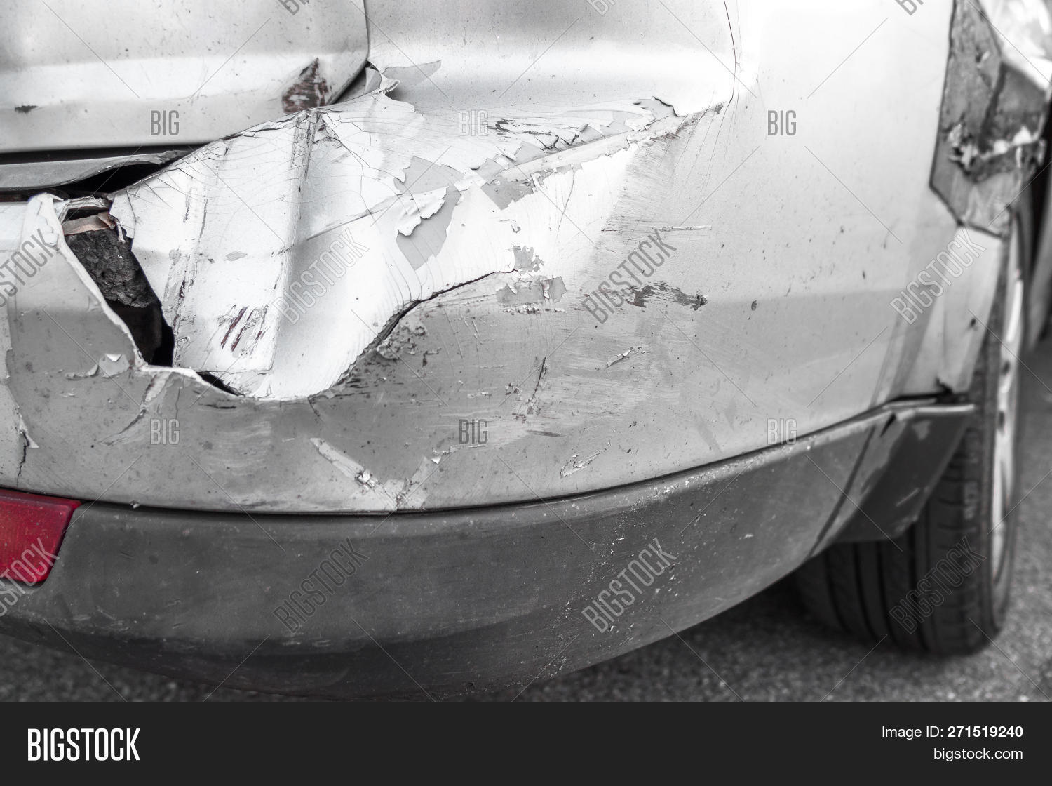 Взорвался радиатор сломав бампер. Damaged parts 3. Damaged parts 3. The pipe has burst. Damaged parts 3.