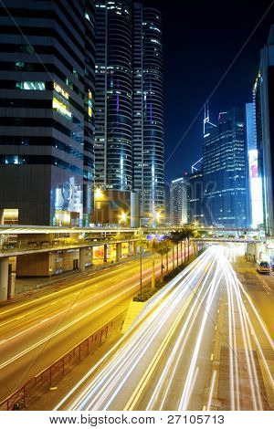 Provoz v centru města, v noci, město hongkong