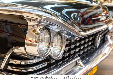 Wroclaw, Poland - Sep 01, 2018: Frontlights And Radiator Of Old Exclusive Luxury Rolls-royce Vintage