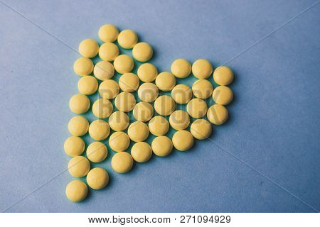 Small Medical Pharmaceptic Round Yellow Pills, Vitamins, Drugs, Antibiotics In The Form Of A Heart O