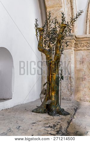 Jerusalem, Israel, November 24, 2018 : Golden Olive Tree In The Upper Room Of The Last Supper - Cena