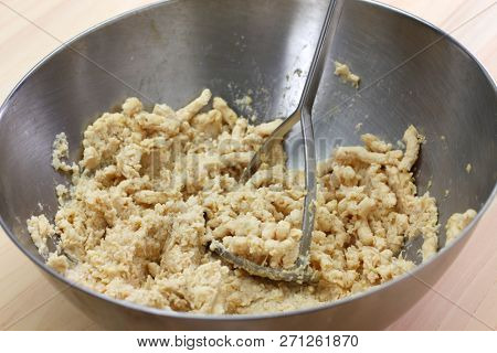how to make miso : making process 3 : mashing the cooked soybeans