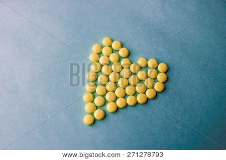 Small Medical Pharmaceptic Round Yellow Pills, Vitamins, Drugs, Antibiotics In The Form Of A Heart O