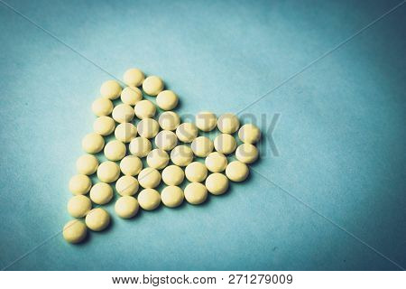 Small Medical Pharmaceptic Round Yellow Pills, Vitamins, Drugs, Antibiotics In The Form Of A Heart O