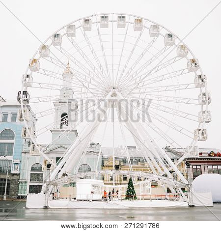 Ferris Wheel At Kontraktova Square In Kiev, Ukraine. November 23, 2018: The Ferris Wheel In The Hist