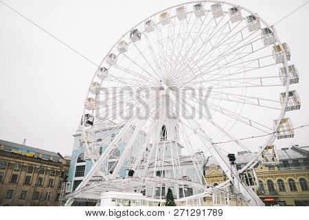 Ferris Wheel At Kontraktova Square In Kiev, Ukraine. November 23, 2018: The Ferris Wheel In The Hist
