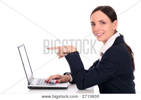 Femme à l'aide d'ordinateur portable