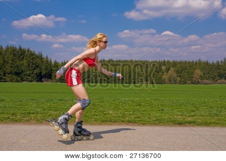 junge Weibchen auf Inline-skates