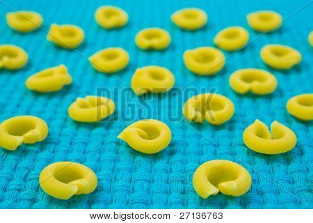 disposizione pasta Cappelletti su sfondo colorato