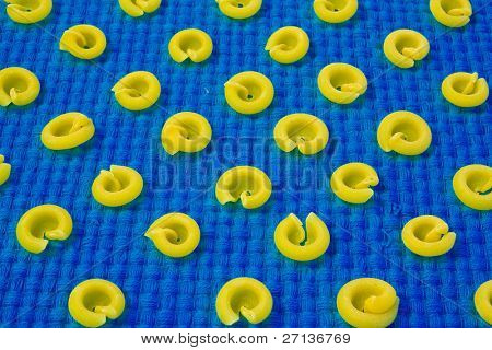 disposizione pasta Cappelletti su sfondo colorato