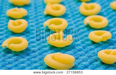 disposizione pasta Cappelletti su sfondo colorato