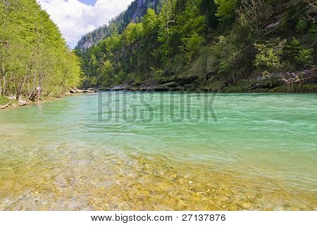 fiume selvaggio alpino in austria