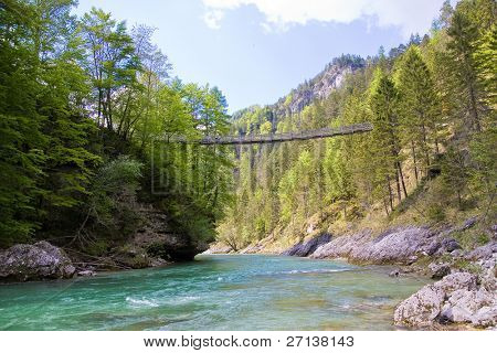 fiume selvaggio alpino in austria