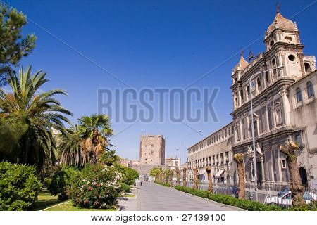 detalle de la arquitectura típica del casco antiguo de la siciliana