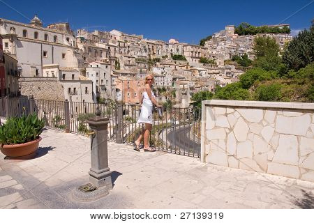 detalle de la arquitectura típica del casco antiguo de la siciliana