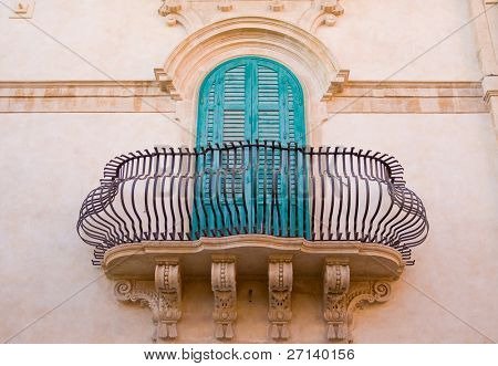 detalle de la arquitectura típica del casco antiguo de la siciliana