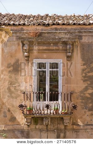 detalle de la arquitectura típica del casco antiguo de la siciliana