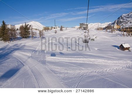 en ski chairlift i alpine resort