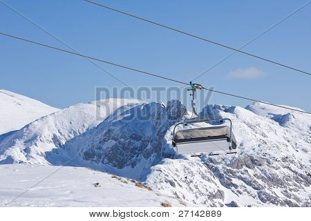 en ski chairlift i alpine resort