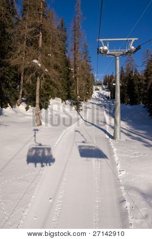 en ski chairlift i alpine resort