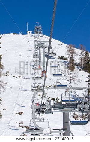 en ski chairlift i alpine resort