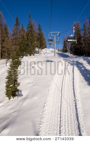 en ski chairlift i alpine resort