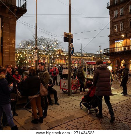 Strasbourg, France - Dec 23, 2017: Rue Du Vingt-deux Novembre Full With Locals And Tourists Admiring