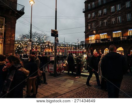 Strasbourg, France - Dec 23, 2017: Rue Du Vingt-deux Novembre Full With Locals And Tourists Admiring