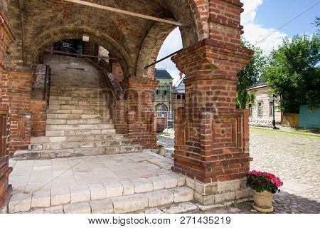 Historical Building On The Old Street In The Center Of Moscow, Russia. Krutitskoe Compound Is An Arc