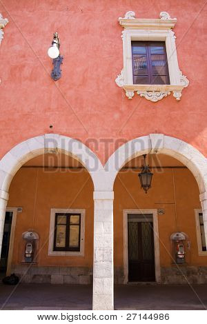 detalle de la arquitectura típica del casco antiguo de la siciliana