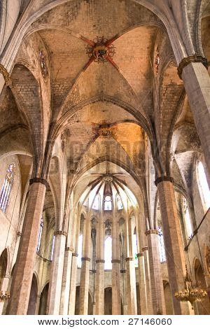 interiör av en gotisk kyrka i Barcelona, Spanien