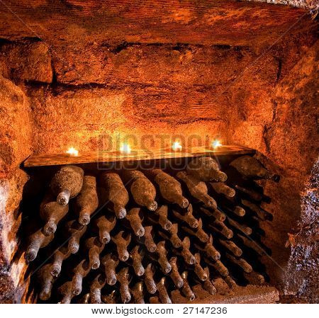 accatastati bottiglie di vino in cantina