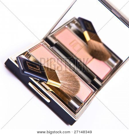 blush com pincel isolado