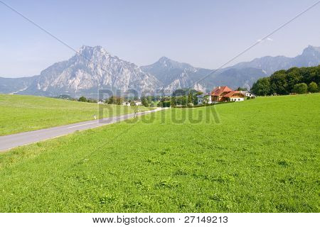 paisagem alpina típica com uma montanha