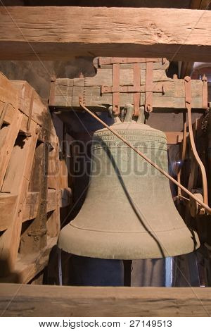 ancienne cloche d'église à l'intérieur de la tour