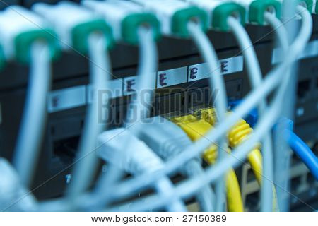geçiş yapmak için bağlı ethernet kabloları labirent