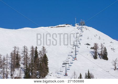 en ski chairlift i alpine resort