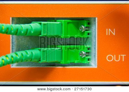 geçiş yapmak için bağlı ethernet kabloları labirent