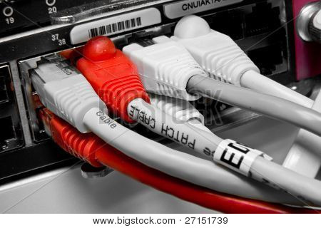 geçiş yapmak için bağlı ethernet kabloları