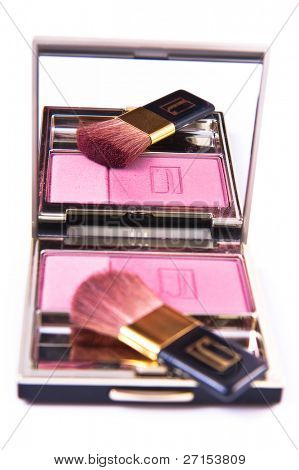 blush com pincel isolado