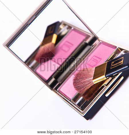 blush com pincel isolado