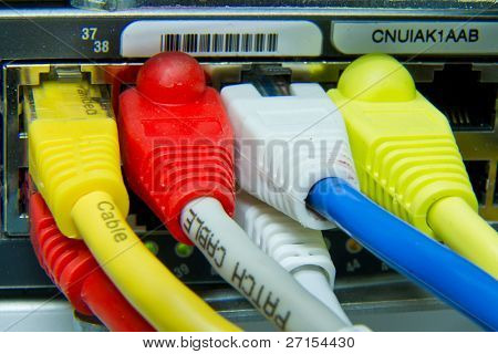 geçiş yapmak için bağlı ethernet kabloları labirent