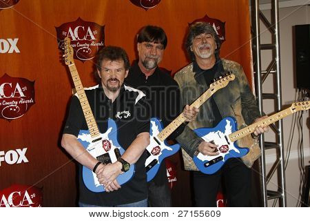 LOS ANGELES - 5 de DEC: Jeff Cook; Teddy Gentry; Randy Owen de Alabama en la sala de prensa de la Americ